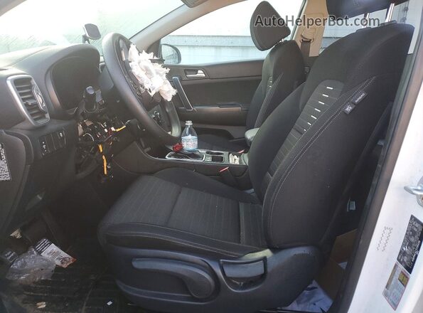 KNDPMCAC7J7394196 2018 KIA SPORTAGE White Front interior view