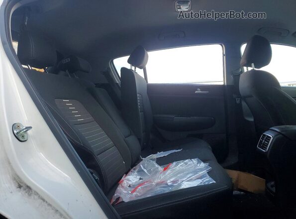 KNDPMCAC7J7394196 2018 KIA SPORTAGE White Rear interior view
