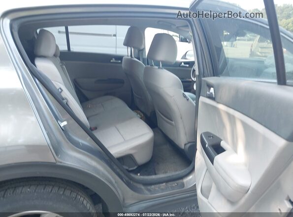 KNDPMCAC7J7407044 2018 KIA SPORTAGE Gray Widok naklejki z numerem VIN