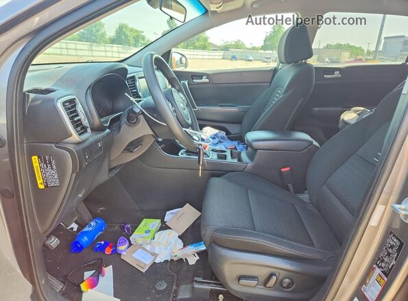 KNDPMCAC8J7379075 2018 KIA SPORTAGE Gray Front interior view
