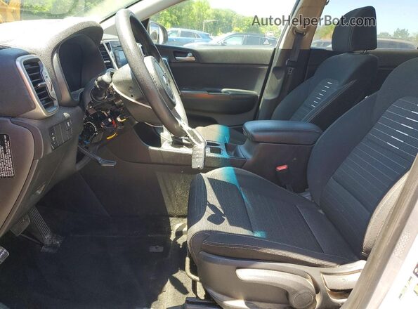 KNDPMCAC9J7370112 2018 KIA SPORTAGE Silver Front interior view