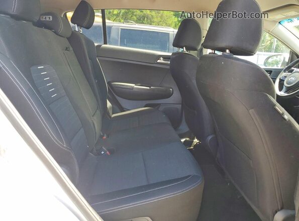 KNDPMCAC9J7370112 2018 KIA SPORTAGE Silver Rear interior view