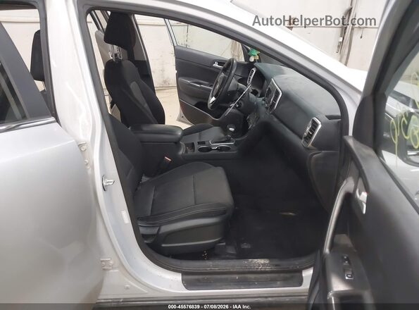 KNDPMCACXH7266139 2017 KIA SPORTAGE Silver Widok wnętrza z przodu