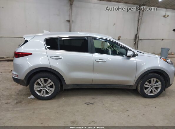 KNDPMCACXH7266139 2017 KIA SPORTAGE Silver Widok wnętrza z tyłu
