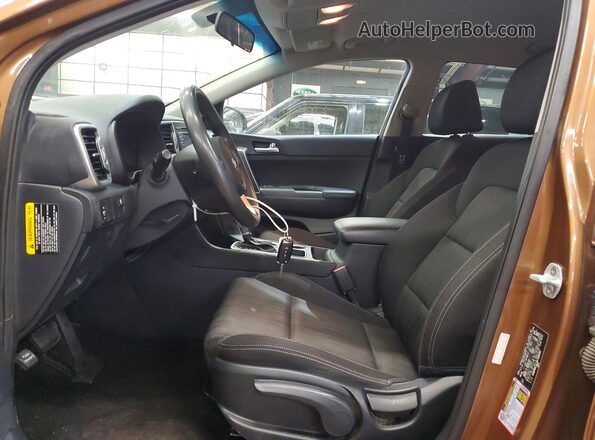 KNDPMCACXK7566593 2019 KIA SPORTAGE Коричневый Вид салона спереди