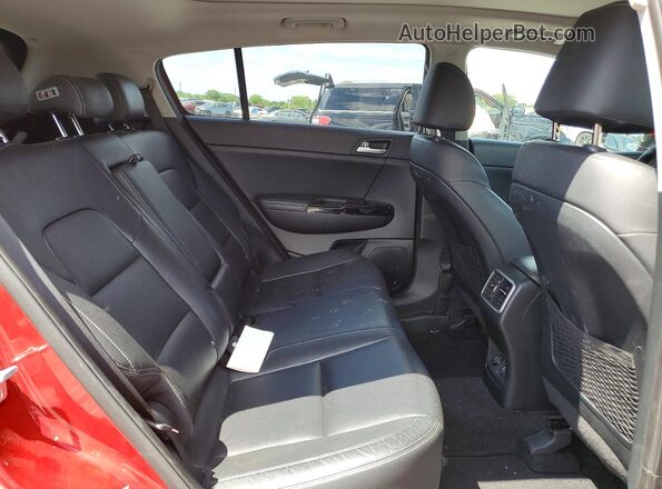 KNDPNCAC6J7388385 2018 KIA SPORTAGE Red Widok wnętrza z tyłu