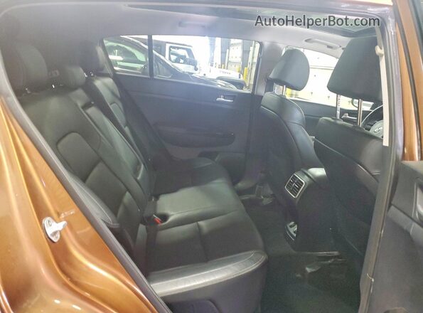 KNDPNCACXJ7488845 2018 KIA SPORTAGE Tan Vista de los asientos traseros