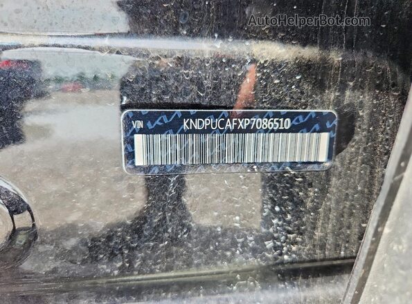 KNDPUCAFXP7086510 2023 KIA SPORTAGE Black VIN კოდის სტიკერის ხედი