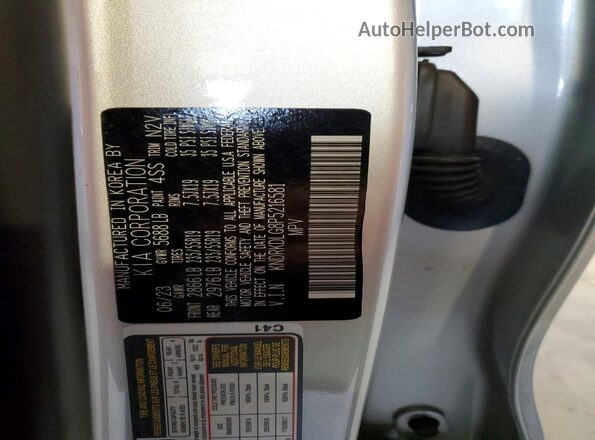 KNDRKDLG8P5216581 2023 KIA SORENTO Silver Vista de la etiqueta del VIN