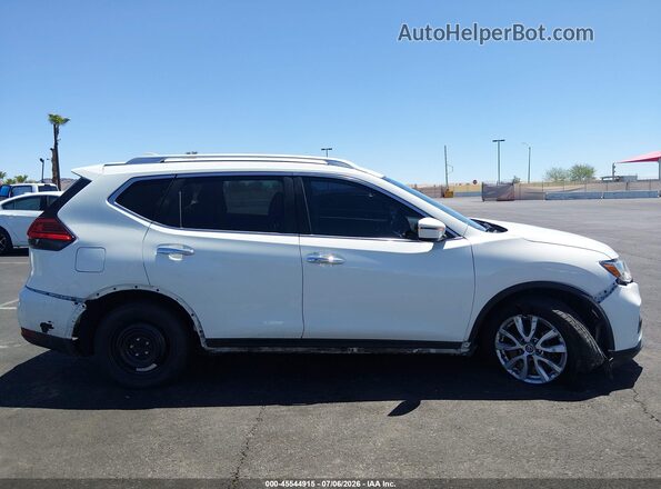 KNMAT2MT0HP511982 2017 NISSAN ROGUE White Widok wnętrza z tyłu