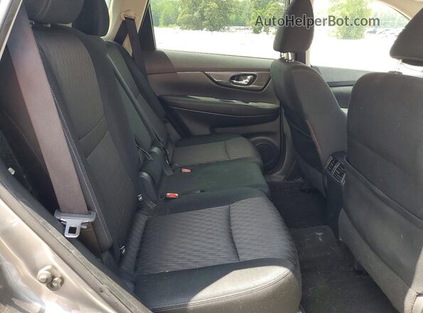 KNMAT2MT0HP526563 2017 NISSAN ROGUE Серый Вид задней части салона