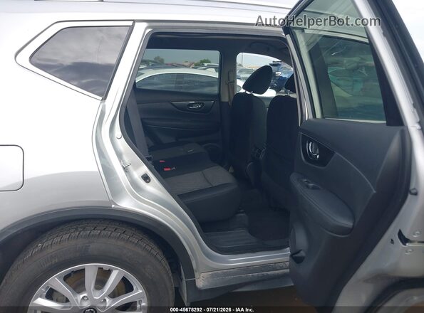 KNMAT2MT2HP514141 2017 NISSAN ROGUE Silver Widok naklejki z numerem VIN