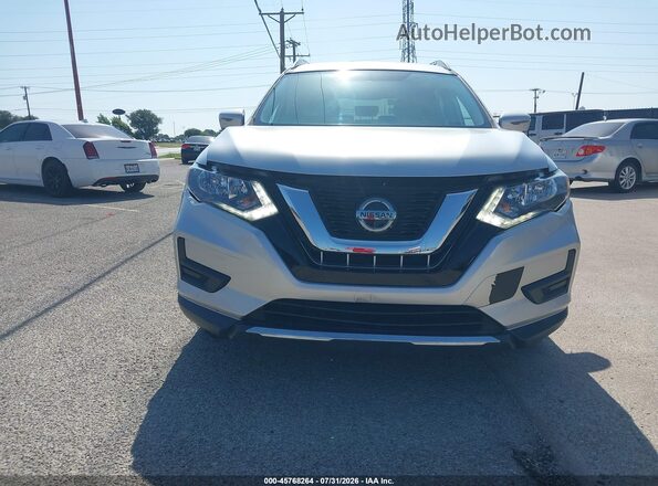 KNMAT2MT2JP567976 2018 NISSAN ROGUE Silver Widok wnętrza z tyłu
