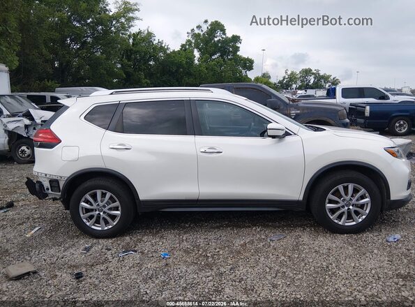 KNMAT2MT4HP570663 2017 NISSAN ROGUE White Widok wnętrza z tyłu