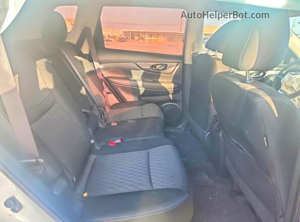 KNMAT2MT4JP622976 2018 NISSAN ROGUE White Widok wnętrza z tyłu