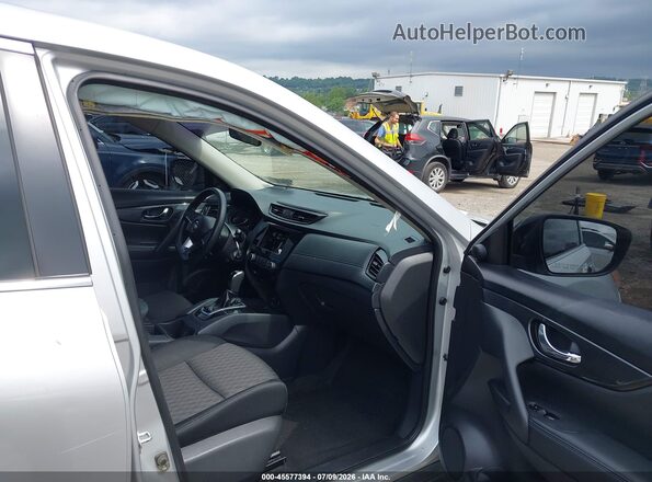 KNMAT2MT6HP541360 2017 NISSAN ROGUE Silver Front interior view