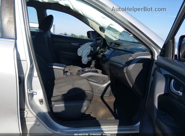 KNMAT2MT7HP572150 2017 NISSAN ROGUE Silver Front interior view