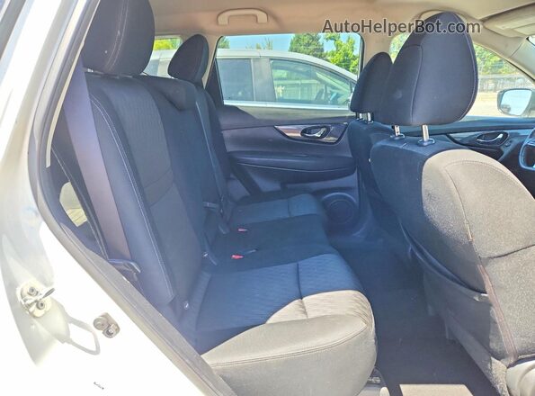 KNMAT2MT7HP591863 2017 NISSAN ROGUE White Вид задньої частини салону