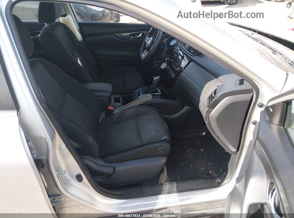 KNMAT2MT7HP608399 2017 NISSAN ROGUE Gray Front interior view