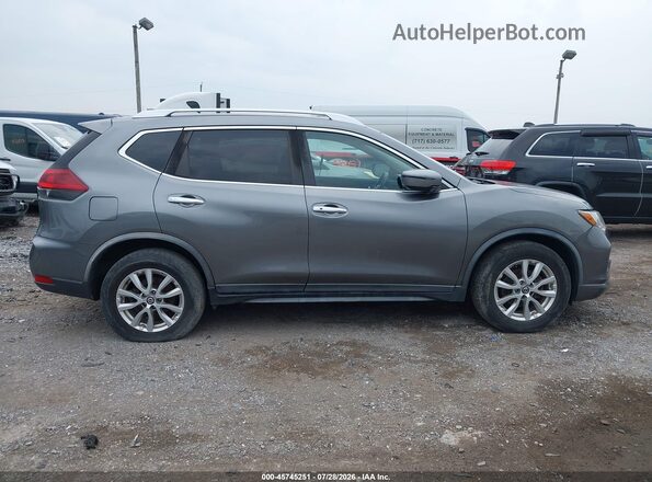 KNMAT2MT7JP536321 2018 NISSAN ROGUE Gray Widok wnętrza z tyłu