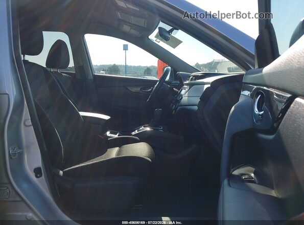 KNMAT2MT7JP564507 2018 NISSAN ROGUE Silver წინა სალონის ხედი