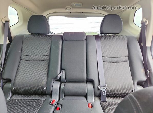 KNMAT2MT7JP565933 2018 NISSAN ROGUE White Հետևի նստատեղերի տեսք