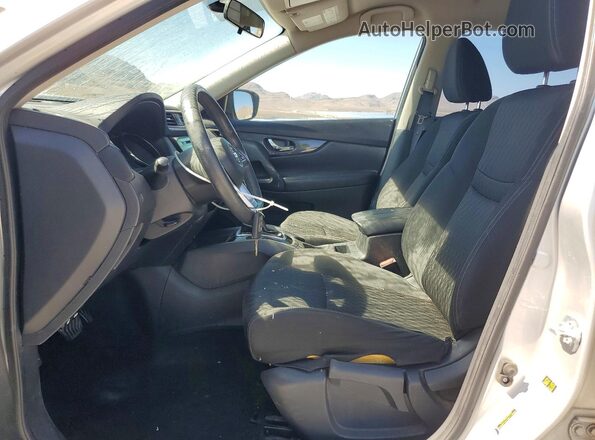 KNMAT2MT8HP574358 2017 NISSAN ROGUE Серебряный Вид салона спереди