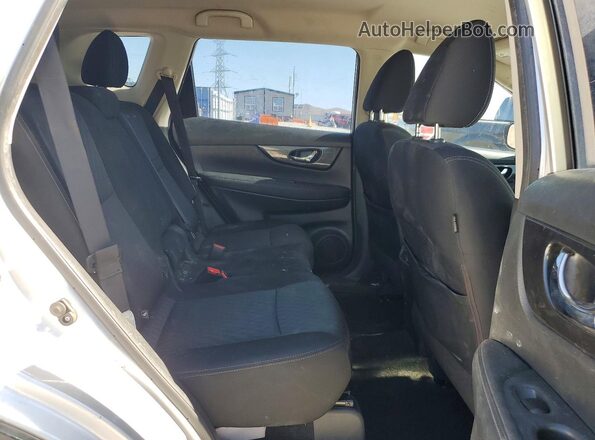 KNMAT2MT8HP574358 2017 NISSAN ROGUE Серебряный Вид задней части салона