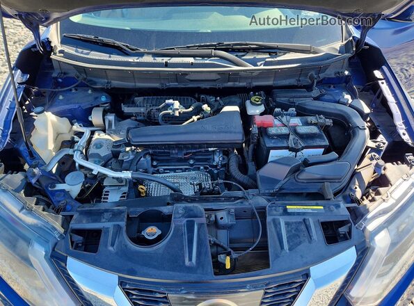 KNMAT2MT8HP584680 2017 NISSAN ROGUE Blue Widok komory silnika