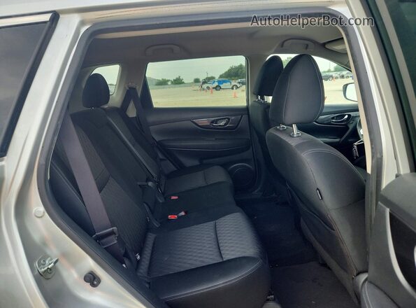 KNMAT2MT9HP603057 2017 NISSAN ROGUE Серебряный Вид задней части салона