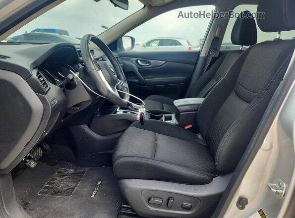KNMAT2MT9HP603057 2017 NISSAN ROGUE Серебряный Вид салона спереди