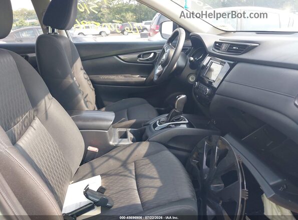 KNMAT2MTXHP509883 2017 NISSAN ROGUE Silver Widok wnętrza z przodu