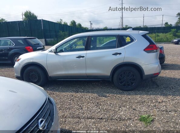 KNMAT2MTXHP509883 2017 NISSAN ROGUE Silver Widok wnętrza z tyłu