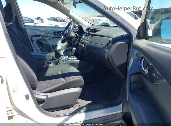 KNMAT2MTXHP577052 2017 NISSAN ROGUE Белый Вид салона спереди