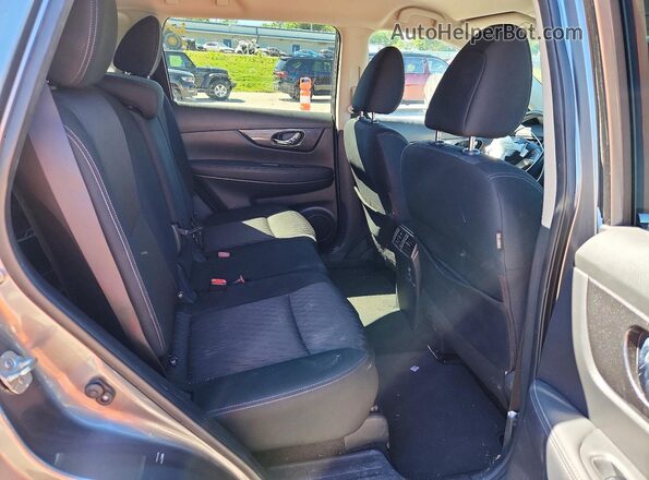 KNMAT2MTXJP613005 2018 NISSAN ROGUE Gray Rear interior view
