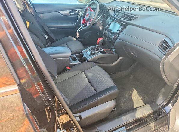 KNMAT2MV0JP506790 2018 NISSAN ROGUE Черный Вид салона спереди