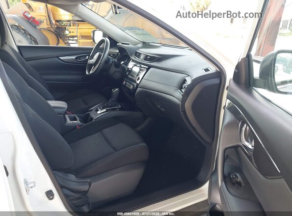 KNMAT2MV1HP572937 2017 NISSAN ROGUE White Вид салону спереду