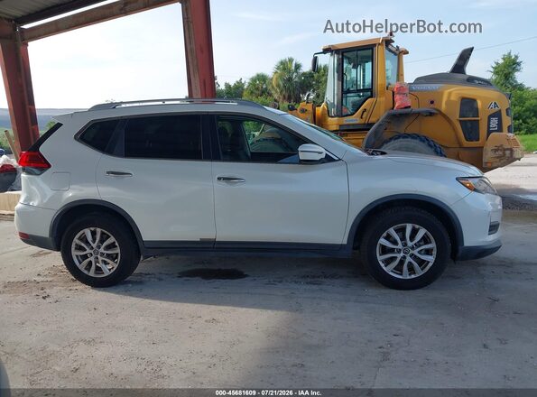 KNMAT2MV1HP572937 2017 NISSAN ROGUE White Вид задньої частини салону