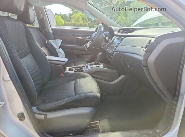 KNMAT2MV1JP562852 2018 NISSAN ROGUE Silver Front interior view