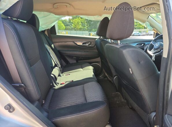 KNMAT2MV1JP562852 2018 NISSAN ROGUE Silver Rear interior view