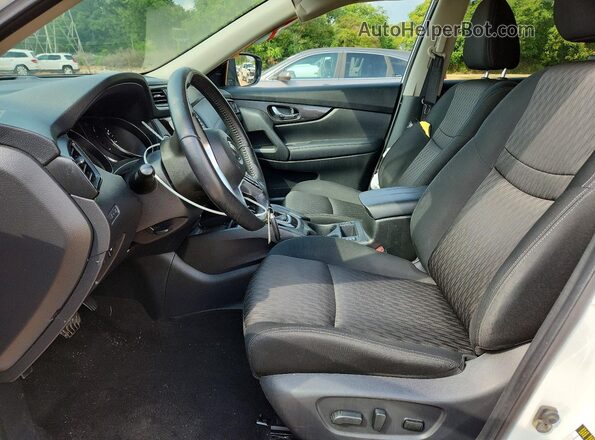 KNMAT2MV1JP580820 2018 NISSAN ROGUE Белый Вид салона спереди