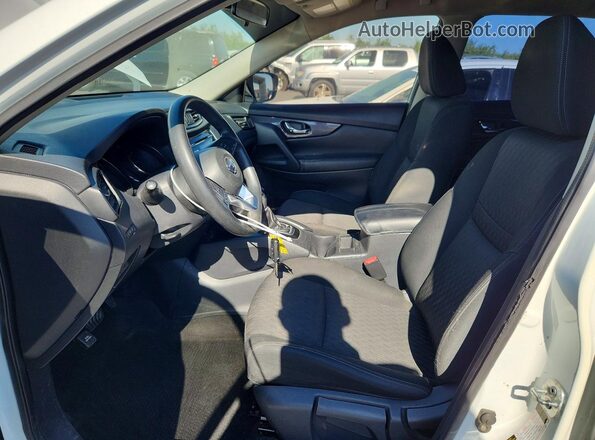 KNMAT2MV4HP523733 2017 NISSAN ROGUE White Вид салону спереду