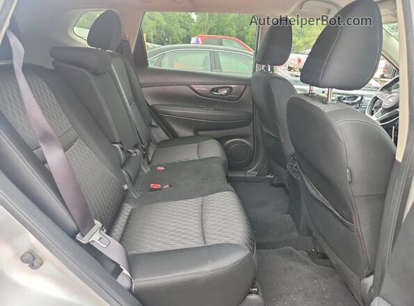 KNMAT2MV4HP587285 2017 NISSAN ROGUE Серебряный Вид задних сидений