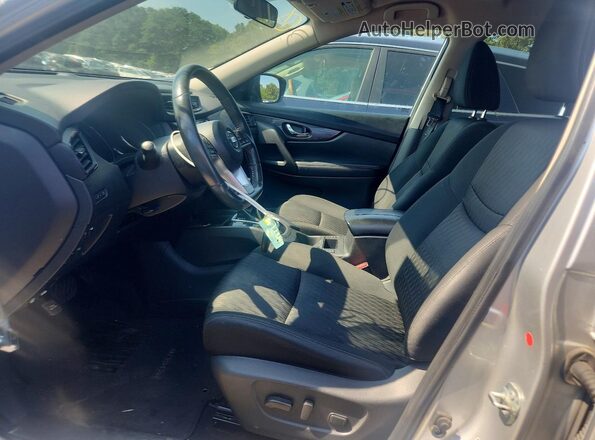 KNMAT2MV4HP587285 2017 NISSAN ROGUE Серебряный Вид салона спереди