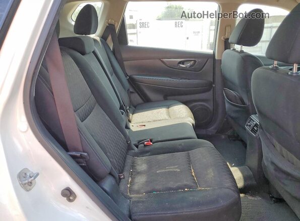 KNMAT2MV5HP510263 2017 NISSAN ROGUE White Widok wnętrza z tyłu