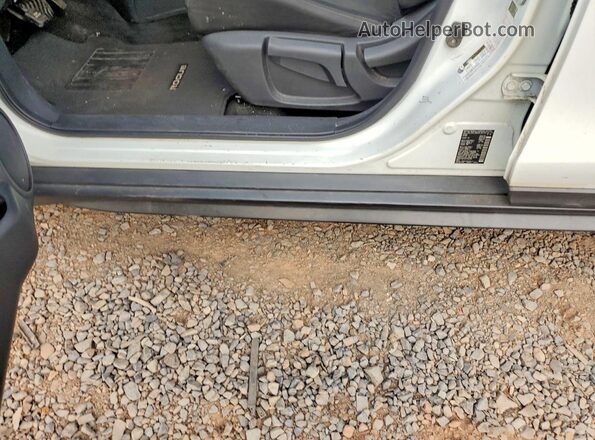 KNMAT2MV5HP510263 2017 NISSAN ROGUE White Widok wnętrza z przodu