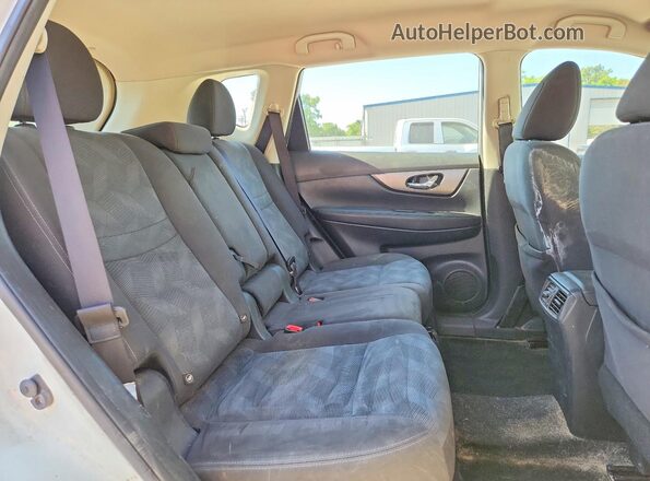 KNMAT2MV6GP669811 2016 NISSAN ROGUE White Widok wnętrza z tyłu