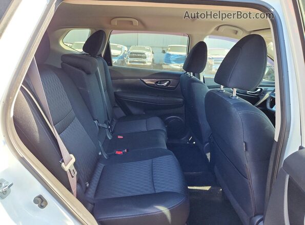KNMAT2MV6HP532322 2017 NISSAN ROGUE White Вид задньої частини салону