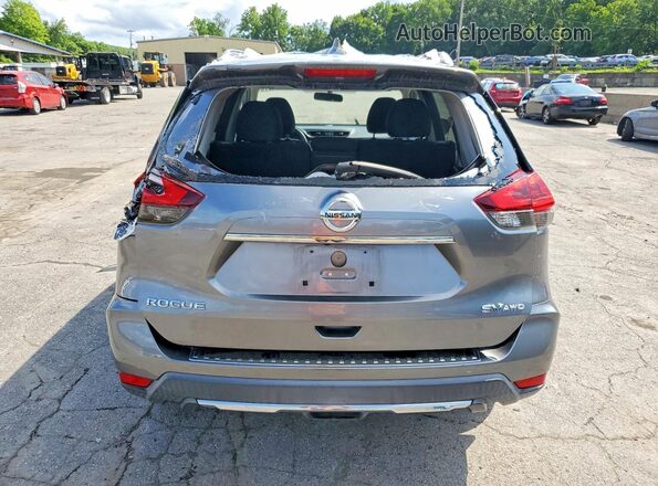 KNMAT2MV6JP621653 2018 NISSAN ROGUE Серый Вид сзади