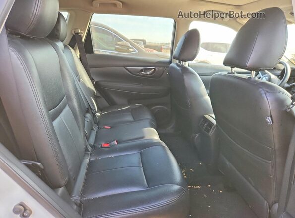 KNMAT2MV7HP524620 2017 NISSAN ROGUE White Vista de los asientos traseros